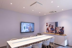 Sennheiser TeamConnect Ceiling 2 – потолочный микрофонный массив для переговорных комнат и конференц-залов