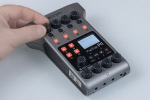 ZOOM PodTrak P4 — автономный рекордер с 4 микрофонными входами и 70 дБ гейном